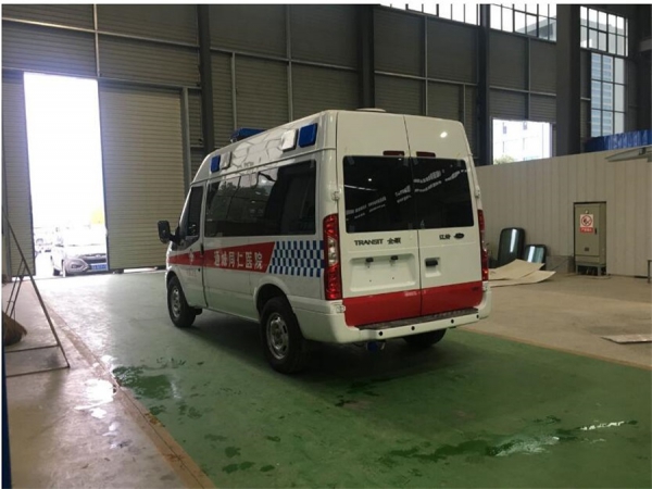 國(guó)六福特V348短軸中頂救護(hù)車