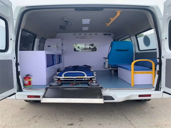 上汽大通短軸中頂救護車