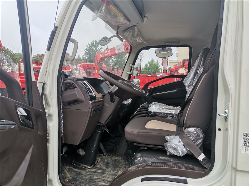 國(guó)六 江鈴凱運(yùn)4.2米肉鉤冷藏車(chē)