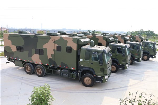 重汽后八輪28人宿營(yíng)車